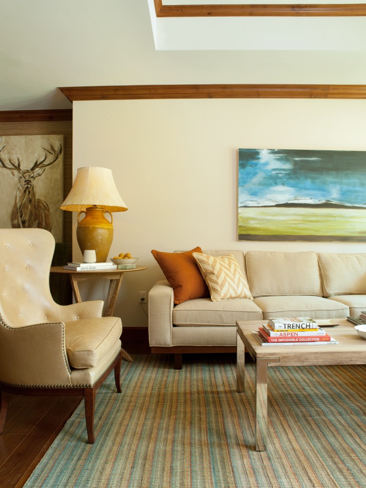 Cette image montre un salon design avec un mur beige.