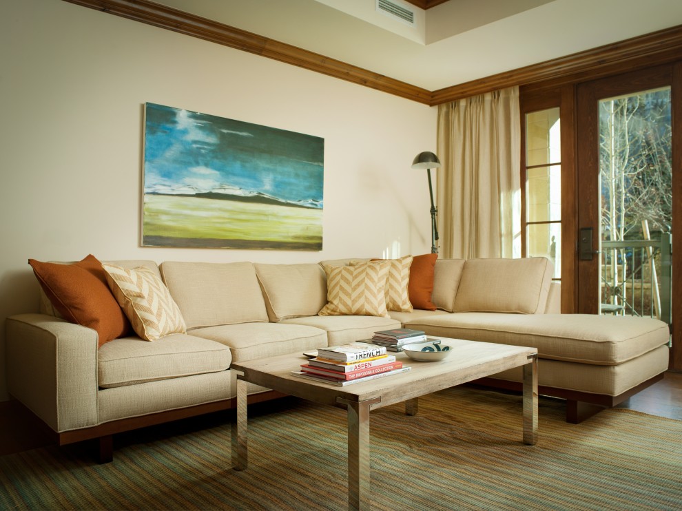 На фото: гостиная комната в современном стиле с бежевыми стенами и красивыми шторами