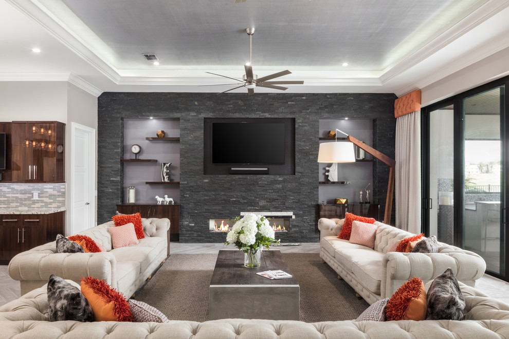 Esempio di un soggiorno minimal con pareti grigie, camino lineare Ribbon e TV a parete