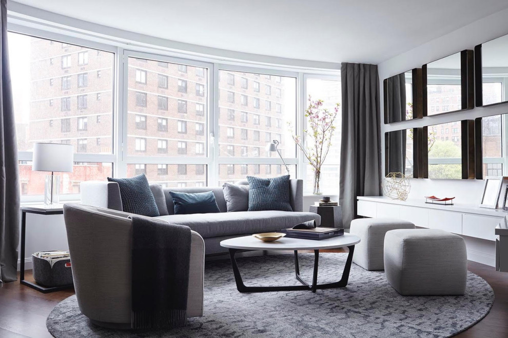 Repräsentatives Modernes Wohnzimmer ohne Kamin mit weißer Wandfarbe und dunklem Holzboden in New York