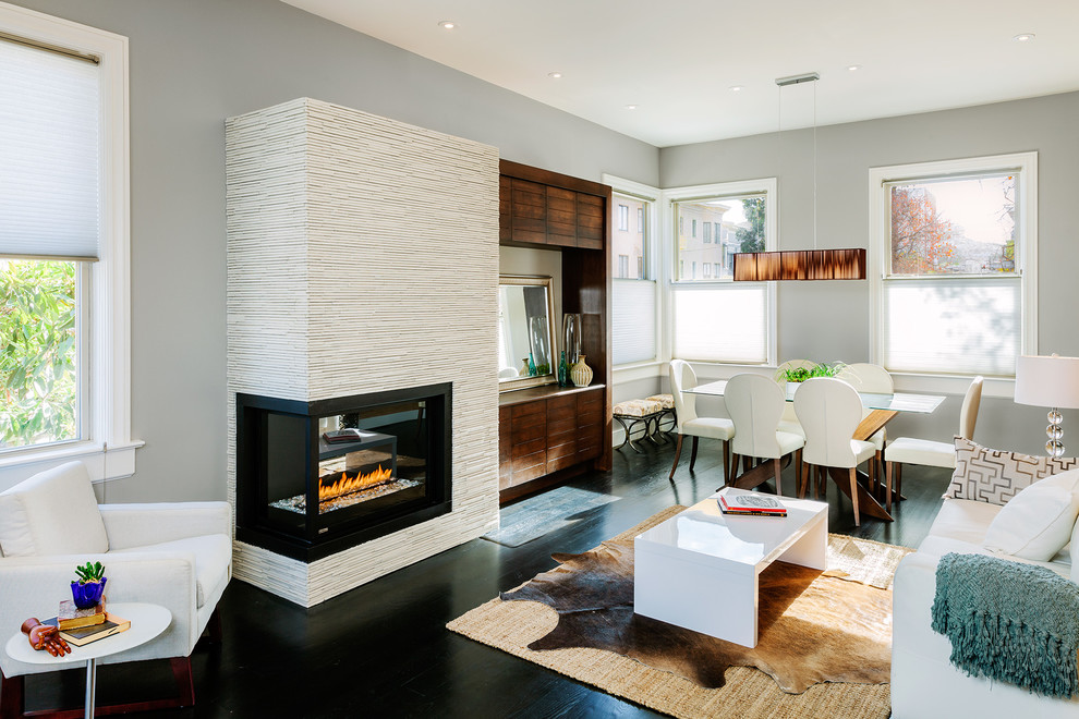 Источник вдохновения для домашнего уюта: гостиная комната в современном стиле с угловым камином и ковром на полу