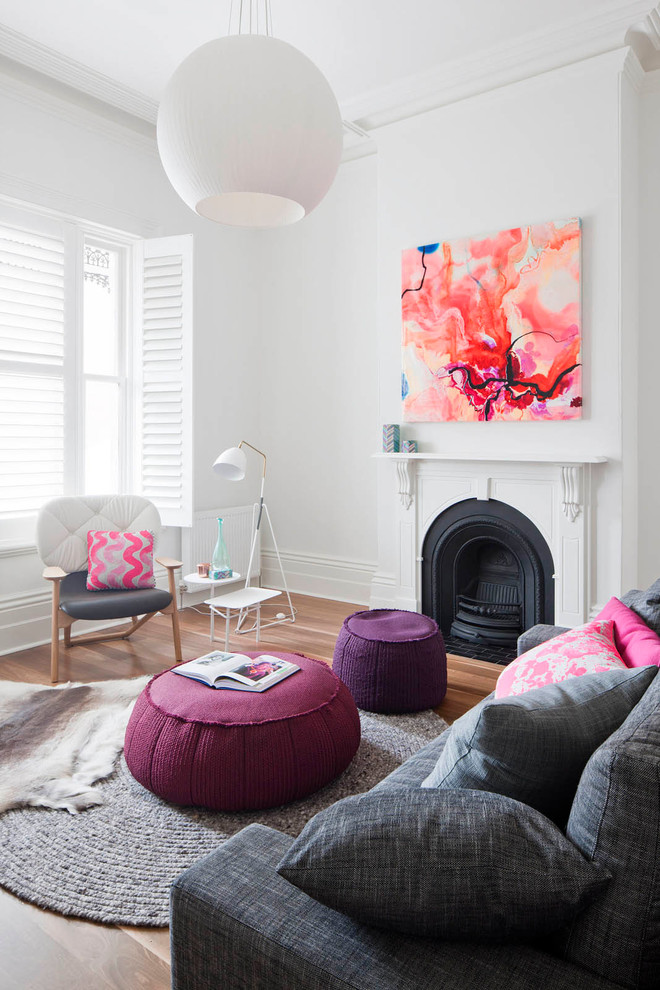 Mittelgroßes Modernes Wohnzimmer mit weißer Wandfarbe und braunem Holzboden in Melbourne