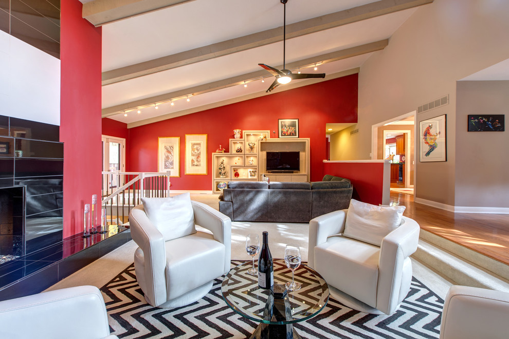 Idée de décoration pour un salon design ouvert avec un mur rouge.