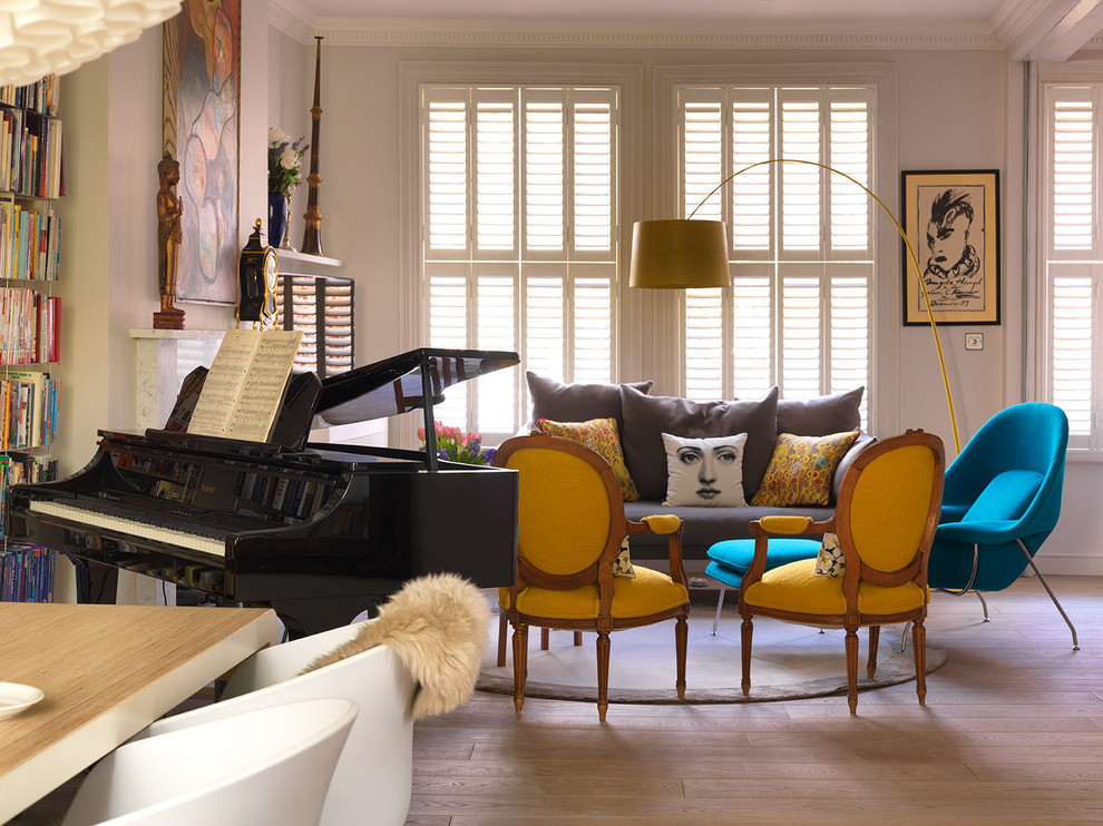 Ispirazione per un soggiorno design di medie dimensioni con sala formale, pareti bianche e pavimento in legno massello medio