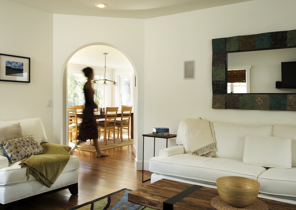 На фото: изолированная гостиная комната в современном стиле с белыми стенами