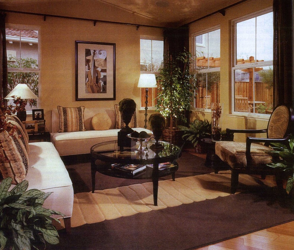 Diseño de salón abierto contemporáneo de tamaño medio sin chimenea y televisor con paredes beige y suelo de bambú