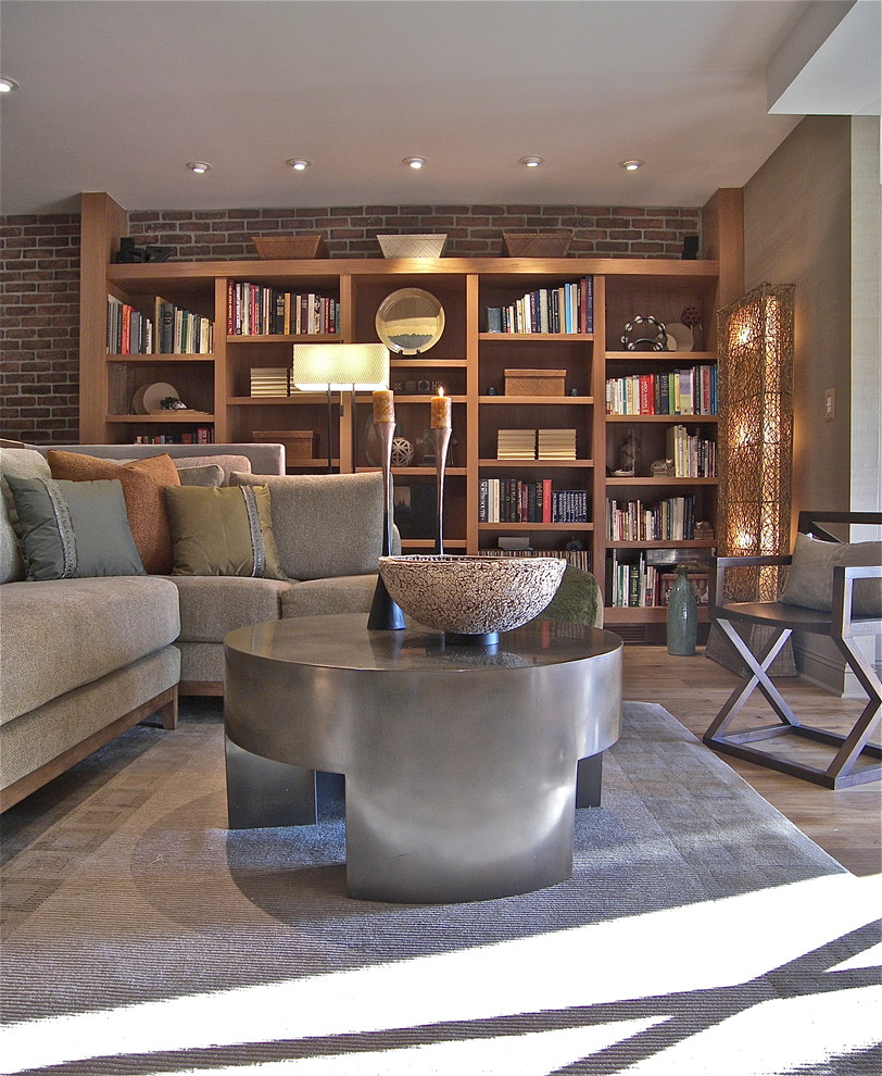 Aménagement d'un salon mansardé ou avec mezzanine contemporain de taille moyenne avec une bibliothèque ou un coin lecture, un mur vert, parquet clair et un téléviseur encastré.