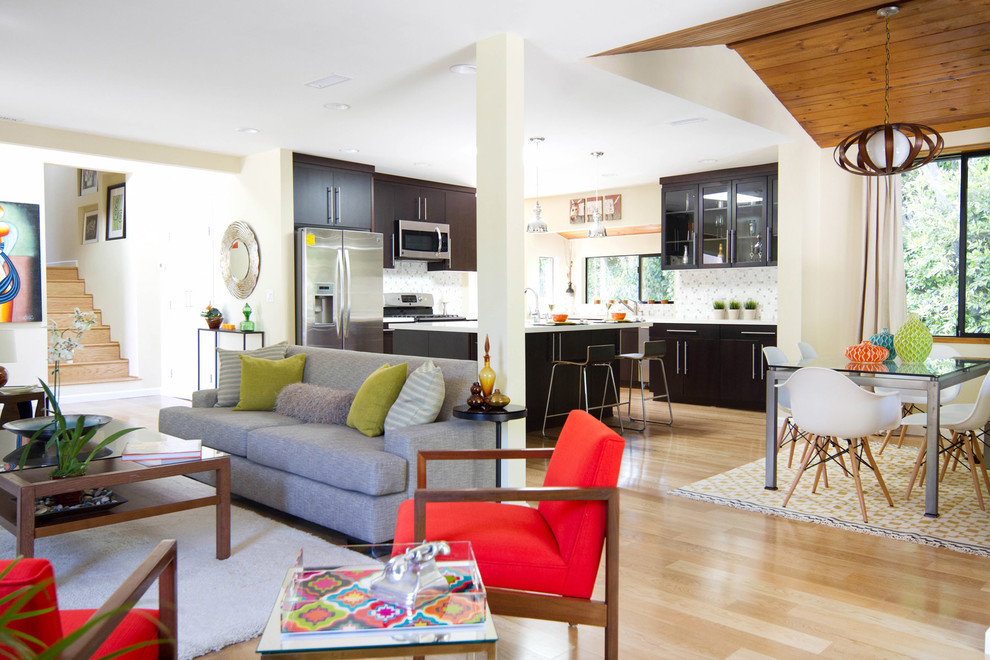 Offenes Modernes Wohnzimmer mit beiger Wandfarbe und hellem Holzboden in Los Angeles