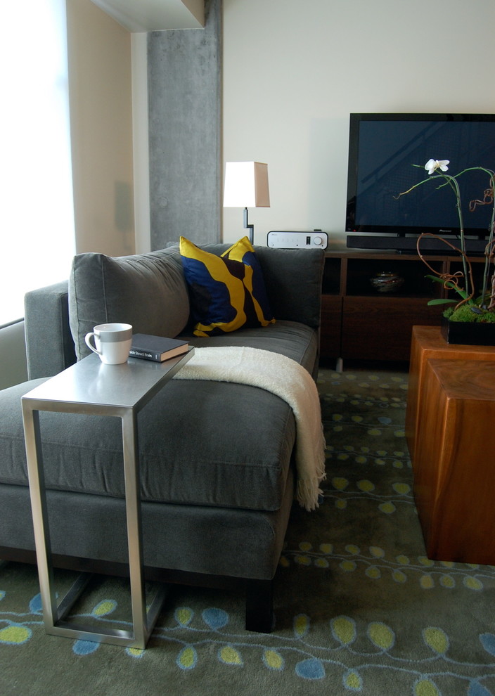 Immagine di un soggiorno design con TV autoportante