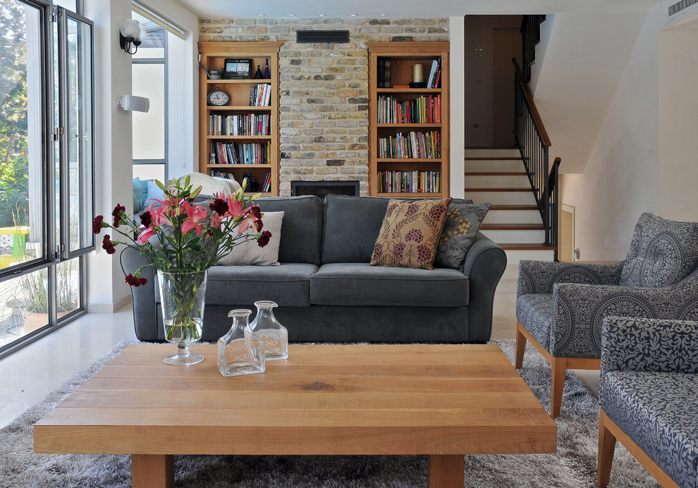 Источник вдохновения для домашнего уюта: гостиная комната в современном стиле с фасадом камина из кирпича