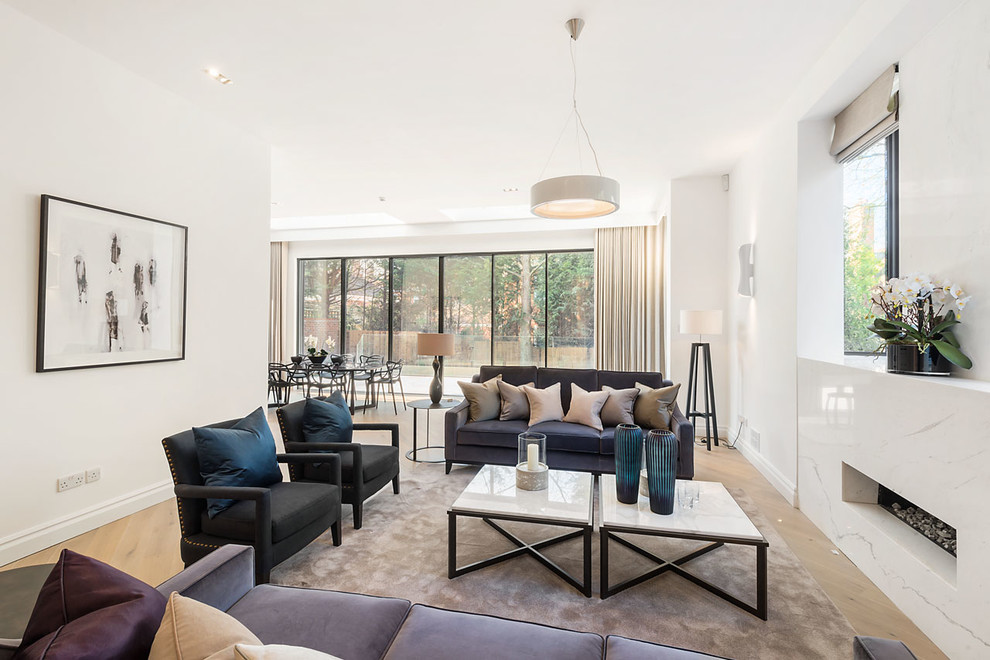 Modernes Wohnzimmer mit weißer Wandfarbe, hellem Holzboden und Gaskamin in London