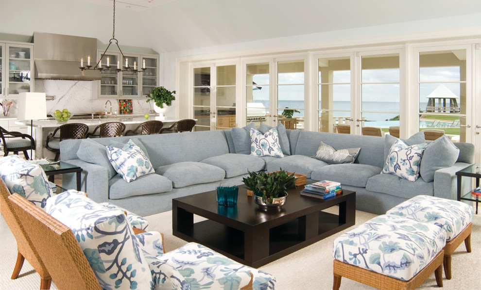 Свежая идея для дизайна: большая гостиная комната в современном стиле с белыми стенами и синим диваном - отличное фото интерьера