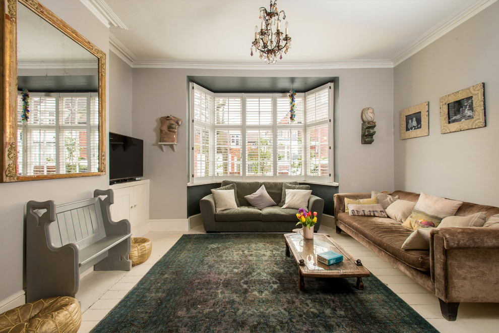 Mittelgroßes, Repräsentatives, Offenes Modernes Wohnzimmer mit weißer Wandfarbe und hellem Holzboden in London