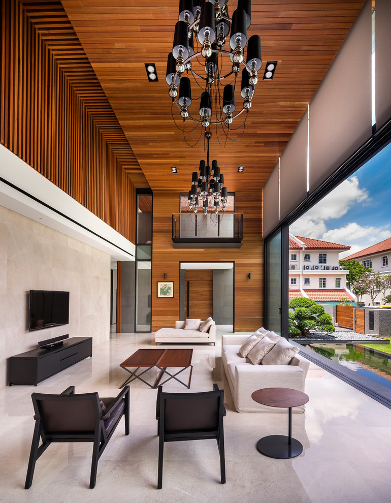 Стильный дизайн: большая изолированная гостиная комната в современном стиле с телевизором на стене - последний тренд