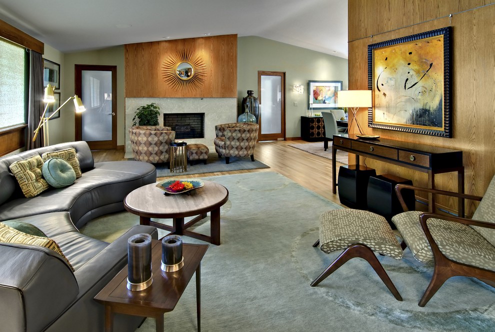 Пример оригинального дизайна: гостиная комната в стиле модернизм с зелеными стенами и стандартным камином