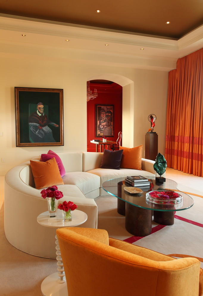 Идея дизайна: гостиная комната в современном стиле с бежевыми стенами и ковровым покрытием