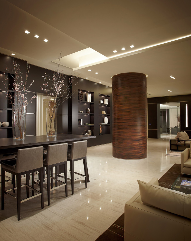 Стильный дизайн: открытая гостиная комната в современном стиле с черными стенами и ковром на полу - последний тренд