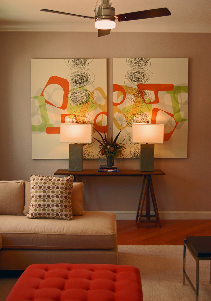 Offenes Modernes Wohnzimmer mit grauer Wandfarbe und braunem Holzboden in Sacramento