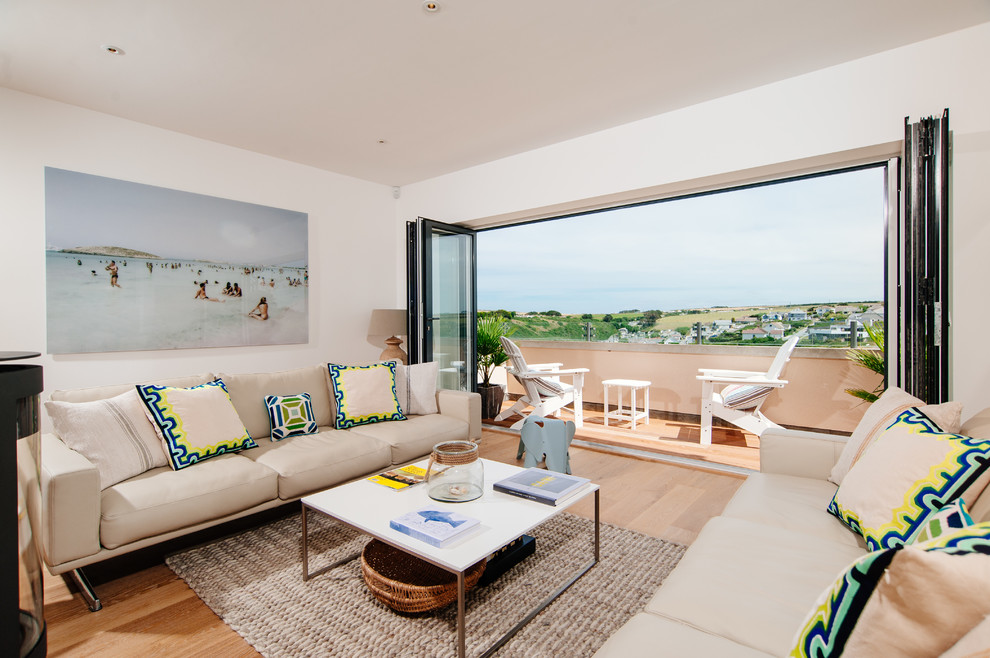Repräsentatives Modernes Wohnzimmer mit weißer Wandfarbe und hellem Holzboden in Cornwall