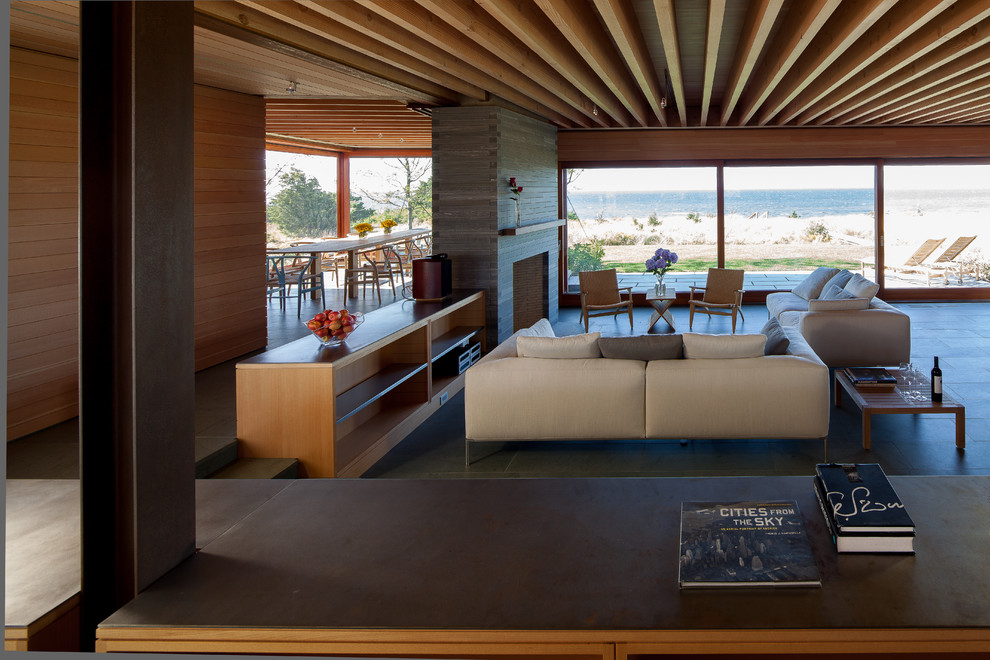 Идея дизайна: большая открытая гостиная комната в современном стиле с стандартным камином