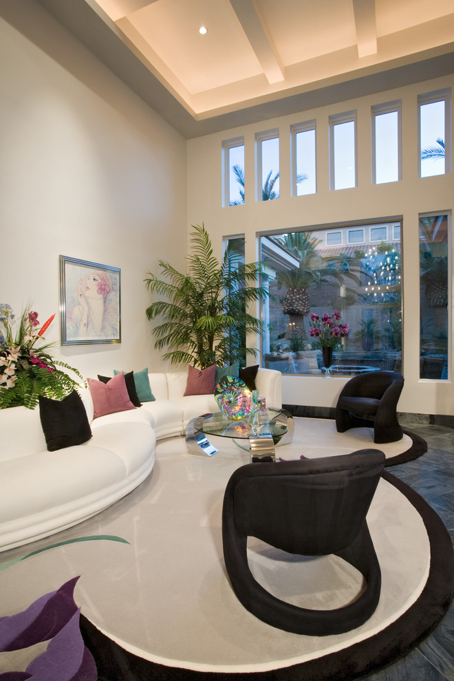 Idee per un soggiorno contemporaneo aperto con sala formale e pareti beige