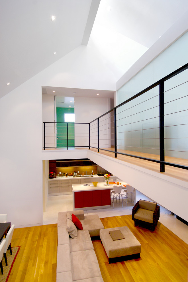 Idee per un soggiorno minimal di medie dimensioni e aperto con pareti bianche, pavimento in legno massello medio, sala formale, camino classico, parete attrezzata e pavimento beige