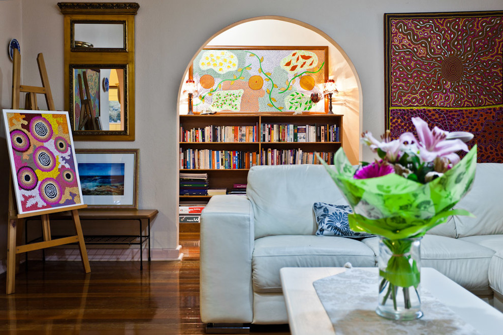 Cette image montre un salon design avec une bibliothèque ou un coin lecture.