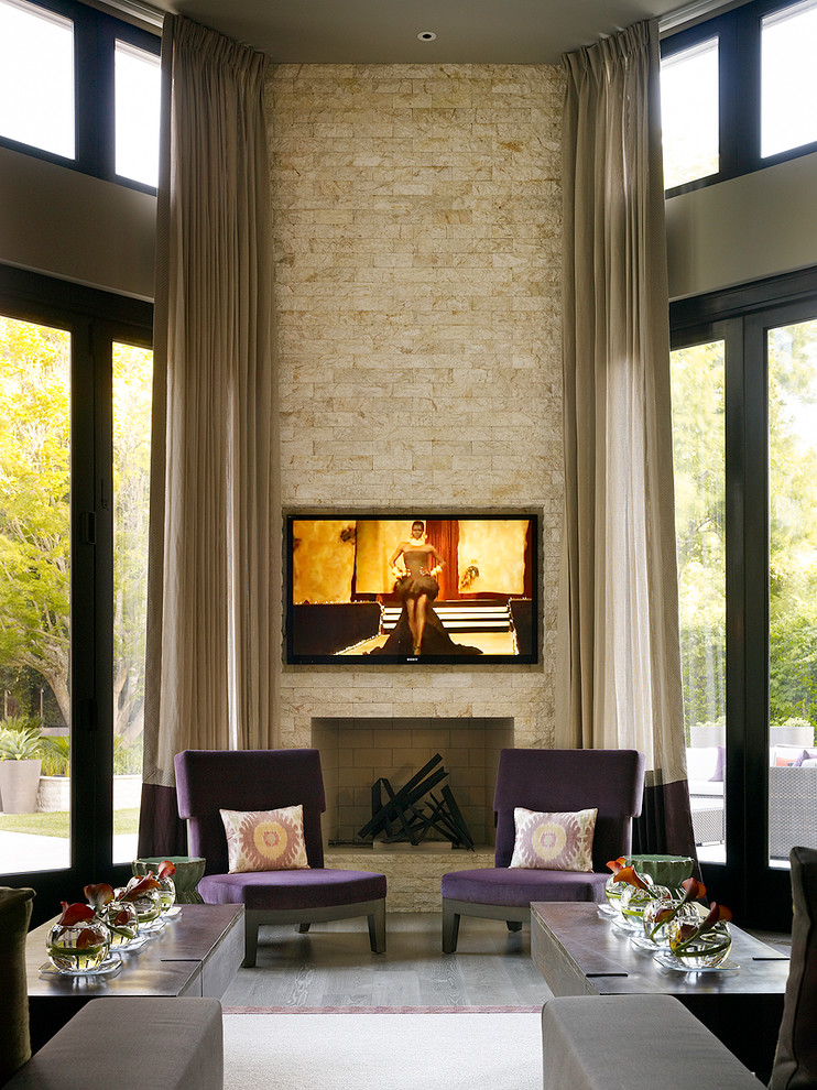 Imagen de salón actual con todas las chimeneas y televisor colgado en la pared