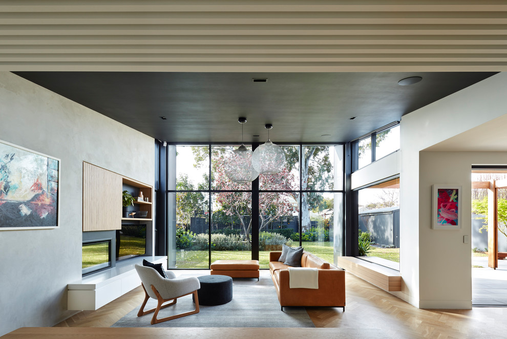 Idee per un soggiorno design con pareti bianche, parquet chiaro, camino classico, TV a parete e pavimento beige