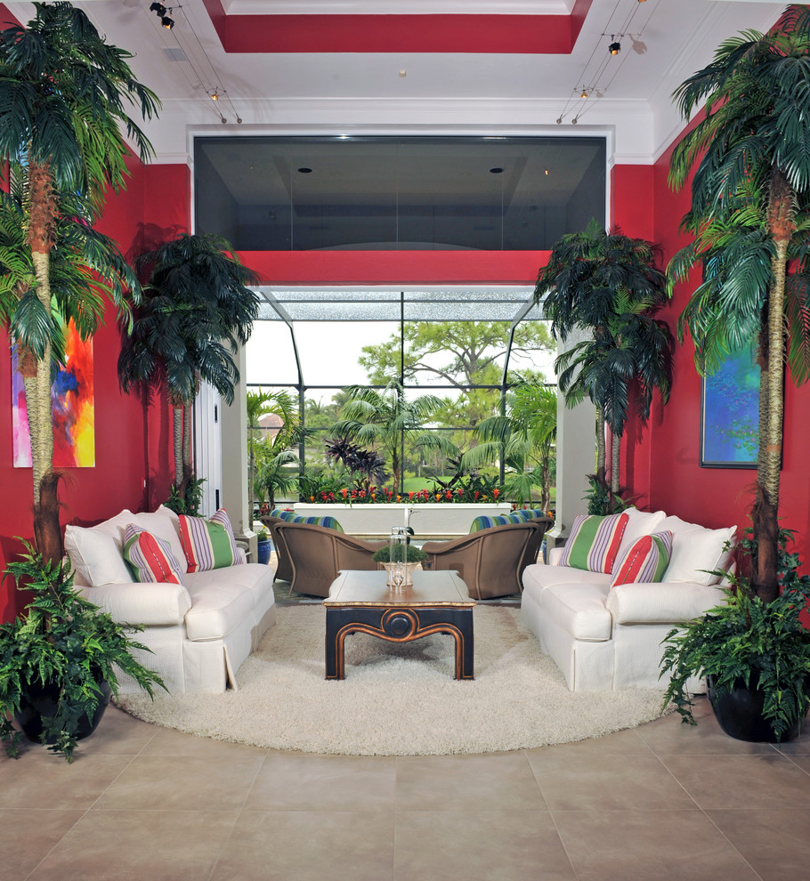 Großes, Offenes Modernes Wohnzimmer mit roter Wandfarbe, Porzellan-Bodenfliesen und beigem Boden in Miami