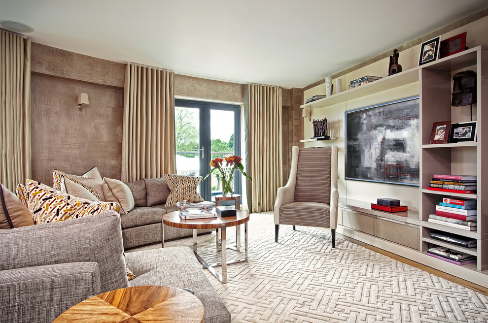 На фото: гостиная комната в современном стиле с с книжными шкафами и полками, бежевыми стенами, ковровым покрытием и красивыми шторами с