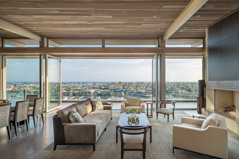 Offenes Modernes Wohnzimmer mit Kamin in Los Angeles