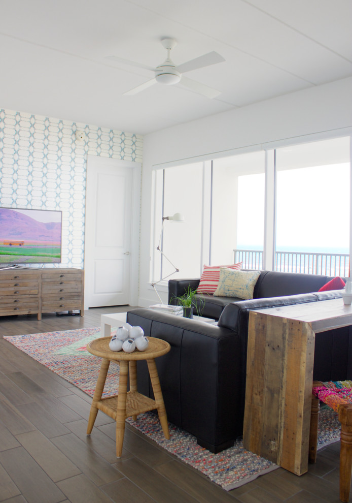 Идея дизайна: гостиная комната в современном стиле с белыми стенами и отдельно стоящим телевизором