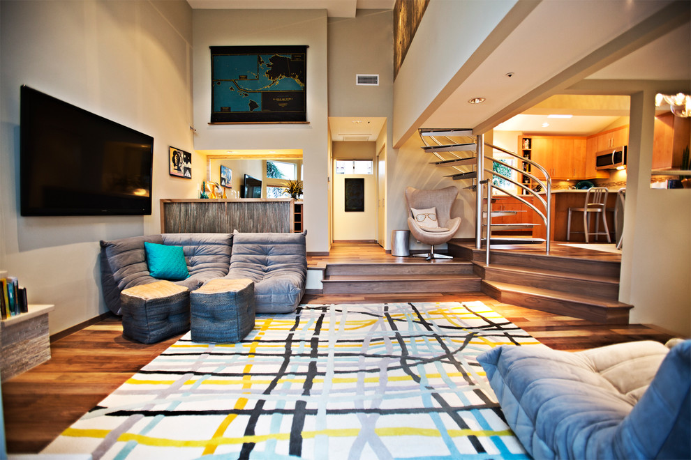 Esempio di un soggiorno contemporaneo aperto con TV a parete e tappeto