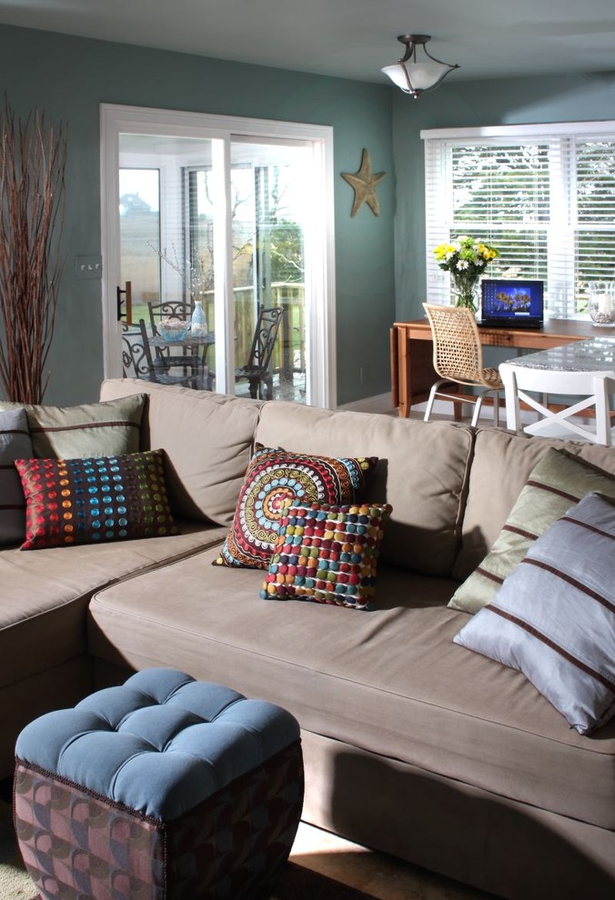 Trendy living room photo in Bridgeport with blue walls