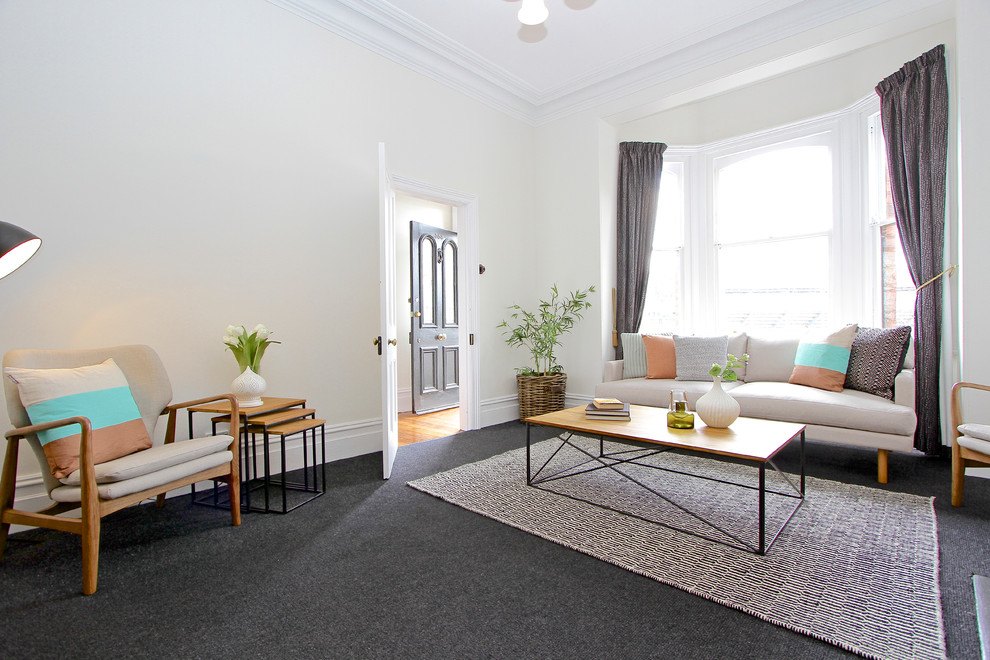 Idee per un grande soggiorno minimal aperto con pareti bianche e moquette