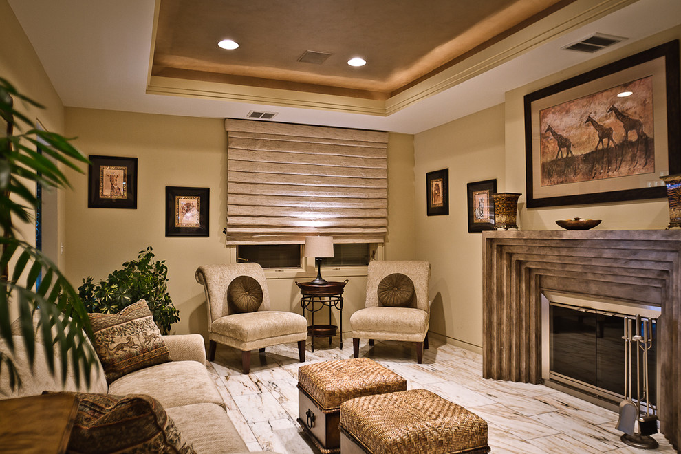 Пример оригинального дизайна: изолированная гостиная комната среднего размера в современном стиле с бежевыми стенами и стандартным камином без телевизора
