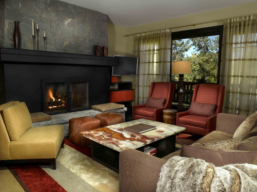 Идея дизайна: гостиная комната среднего размера в современном стиле с стандартным камином и красивыми шторами