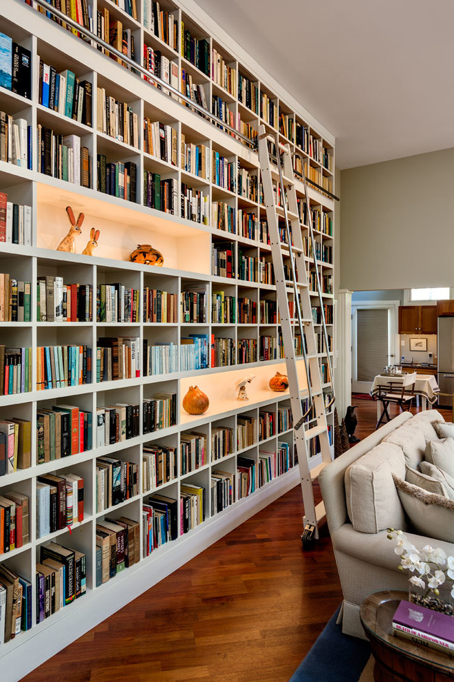 Inspiration för moderna vardagsrum, med ett bibliotek, gröna väggar och mellanmörkt trägolv