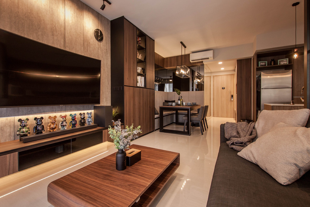 Стильный дизайн: открытая гостиная комната в современном стиле с белыми стенами, телевизором на стене и бежевым полом - последний тренд