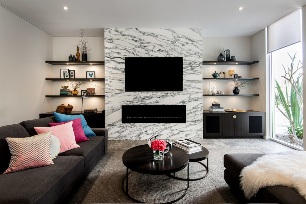 Cette image montre un salon design avec un mur blanc, moquette, une cheminée ribbon, un manteau de cheminée en pierre et un téléviseur fixé au mur.