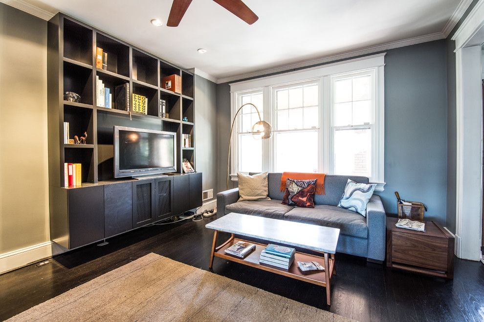 Стильный дизайн: двухуровневая гостиная комната среднего размера в современном стиле с темным паркетным полом, отдельно стоящим телевизором, черным полом и серыми стенами - последний тренд