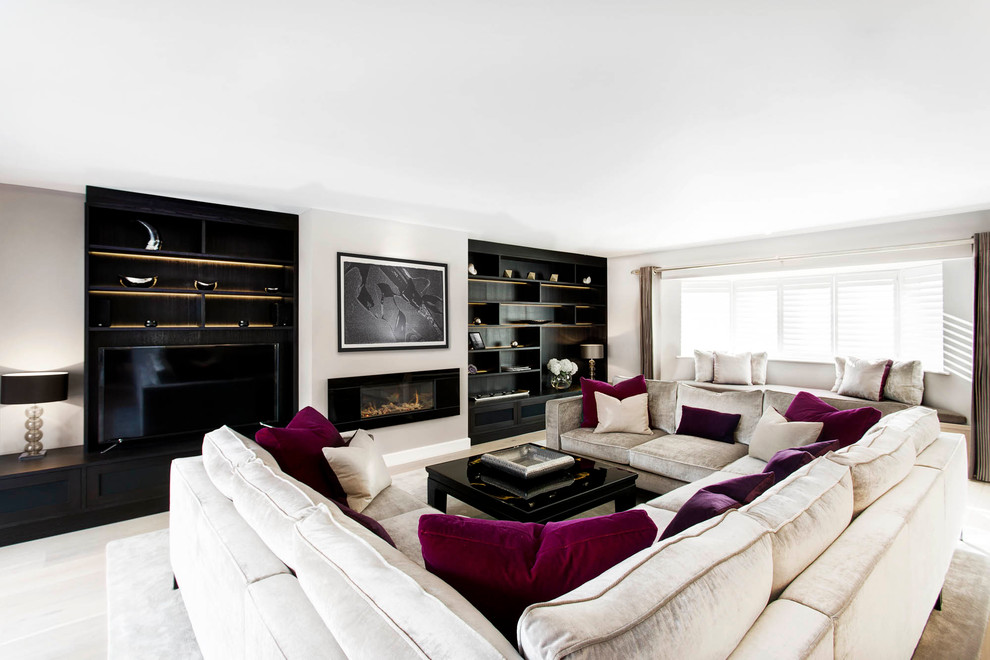 Пример оригинального дизайна: парадная, изолированная гостиная комната среднего размера в современном стиле с серыми стенами, светлым паркетным полом и горизонтальным камином без телевизора