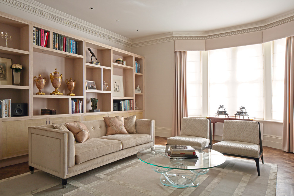 Cette image montre un salon design avec une salle de réception, un mur beige et un sol en bois brun.