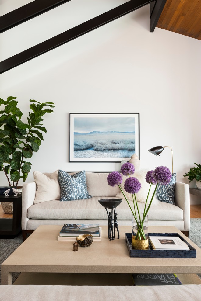 Foto di un soggiorno minimal con pareti bianche, pavimento in legno massello medio e pavimento marrone