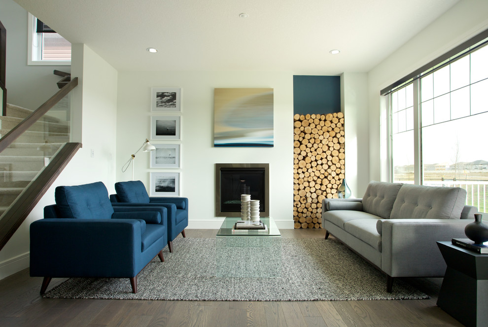Mittelgroßes, Repräsentatives, Offenes Modernes Wohnzimmer mit weißer Wandfarbe und dunklem Holzboden in Vancouver