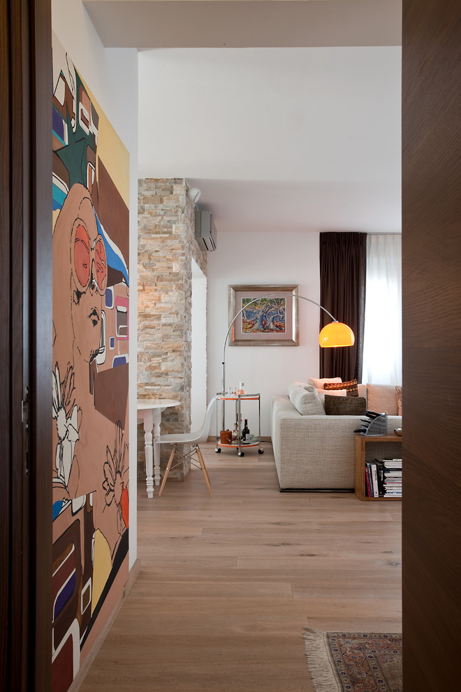 Modernes Wohnzimmer mit weißer Wandfarbe, braunem Holzboden und Steinwänden in London