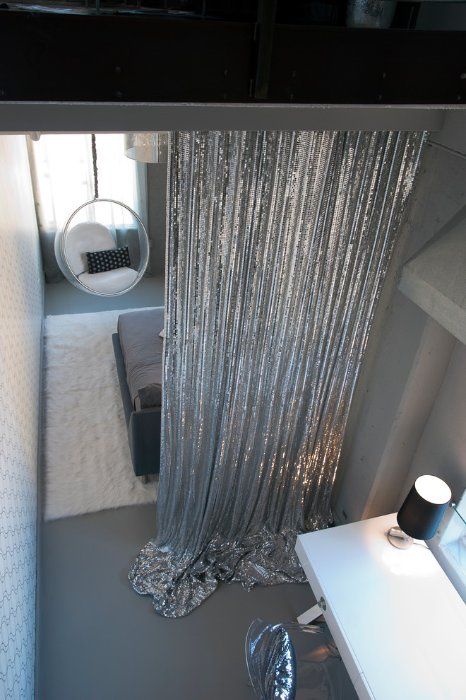 На фото: гостиная комната в современном стиле с бетонным полом и красивыми шторами