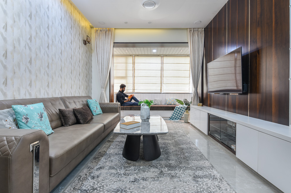 Свежая идея для дизайна: изолированная гостиная комната среднего размера в современном стиле с разноцветными стенами, телевизором на стене и серым полом - отличное фото интерьера