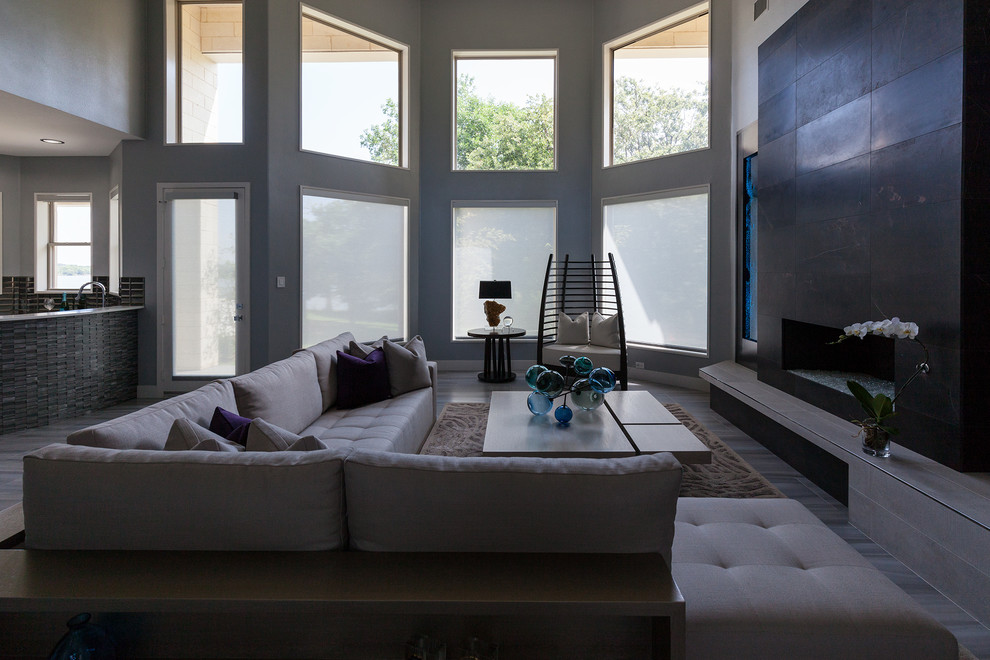 Großes, Repräsentatives, Fernseherloses, Offenes Modernes Wohnzimmer mit weißer Wandfarbe, Keramikboden, Kamin und gefliester Kaminumrandung in Dallas